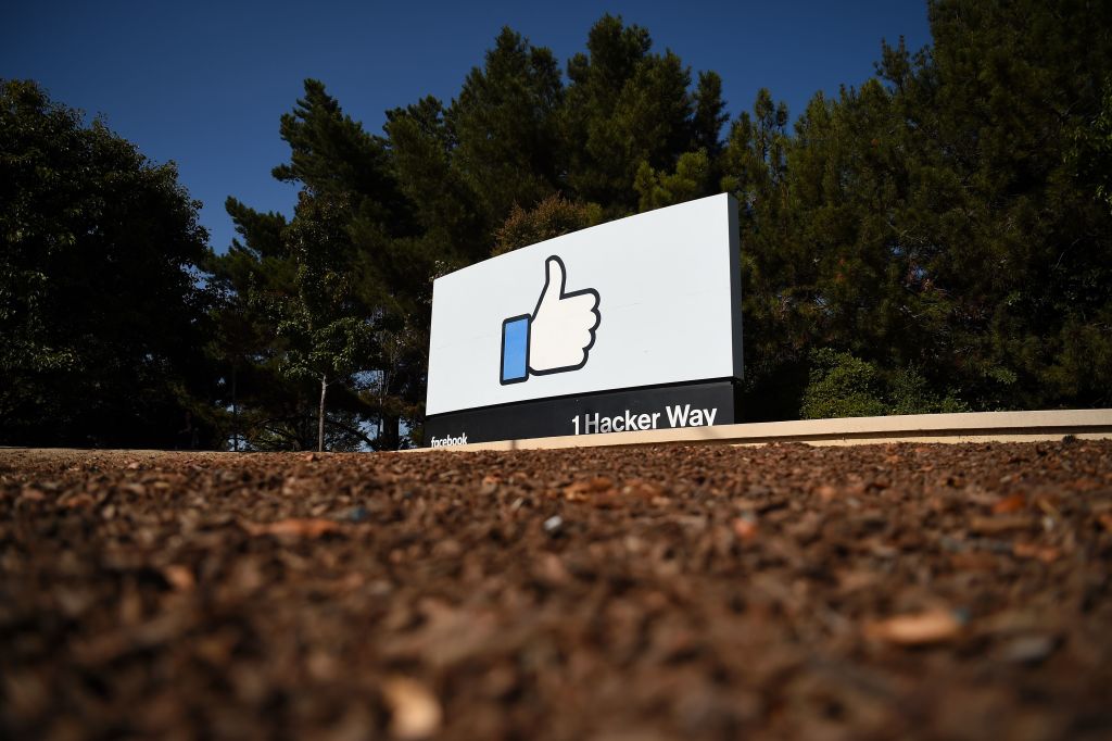 I nuovi aggiornamenti di Apple mettono in difficoltà la pubblicità su Facebook