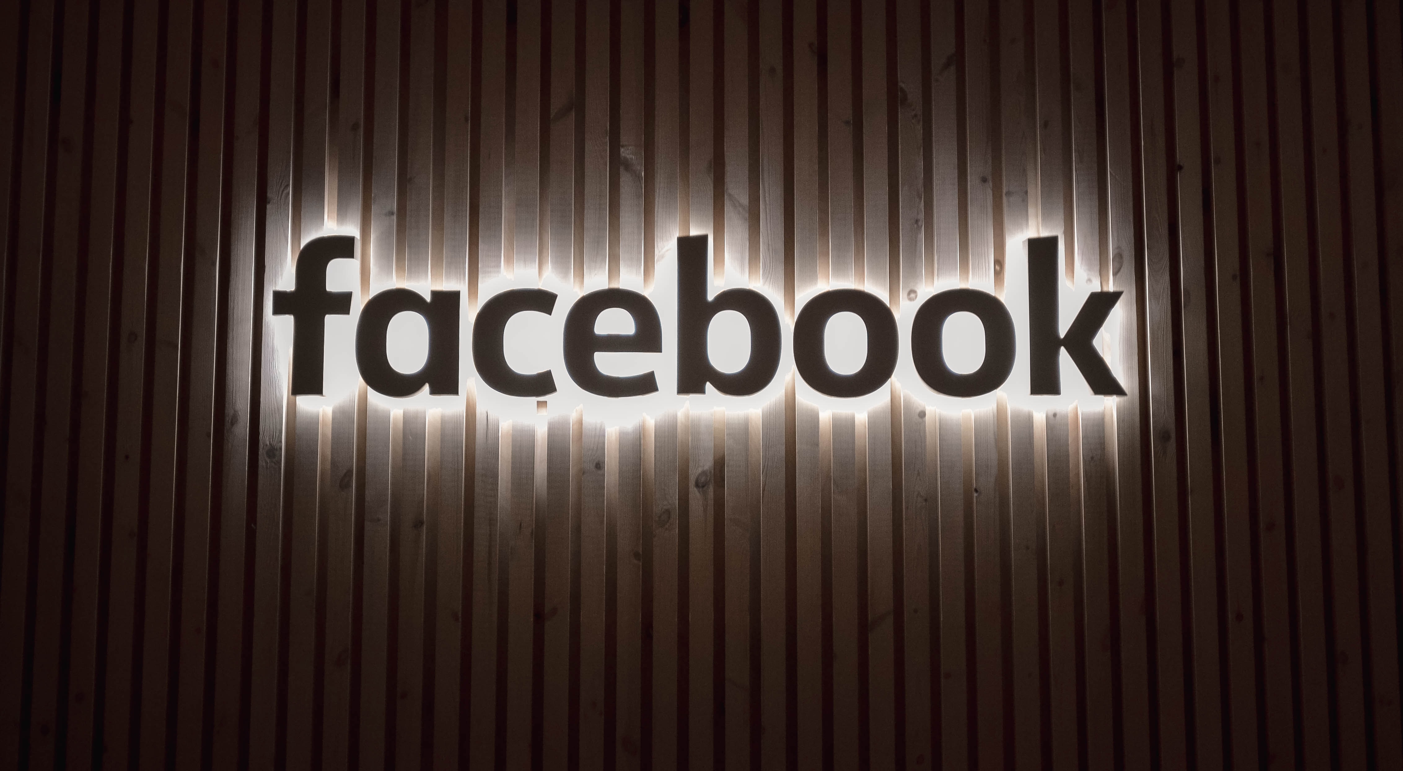 Facebook non riesce a moderare alcuni post perché la sua intelligenza artificiale non sa le lingue