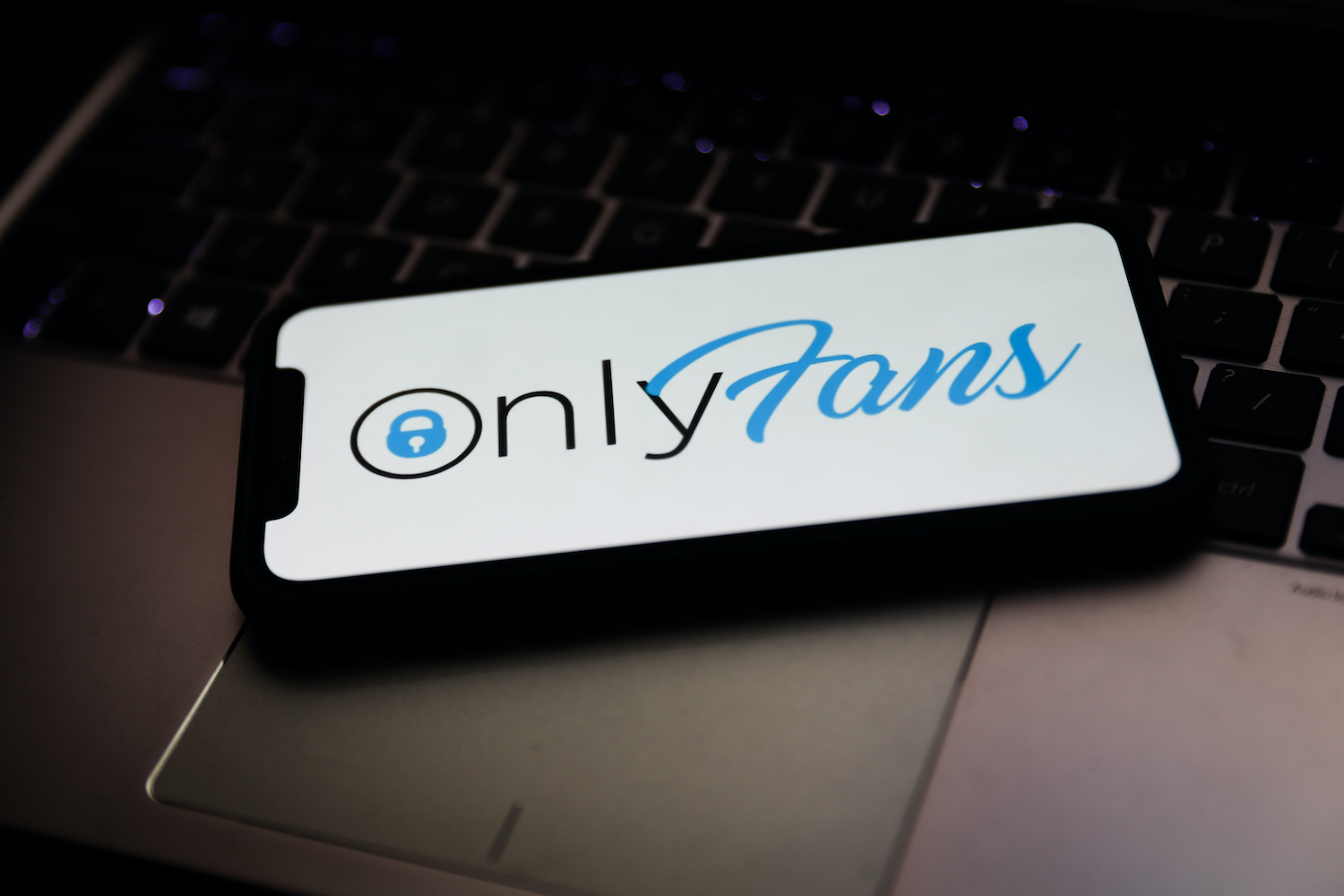 Cosa c’è dietro alla decisione di OnlyFans di vietare i contenuti sessualmente espliciti