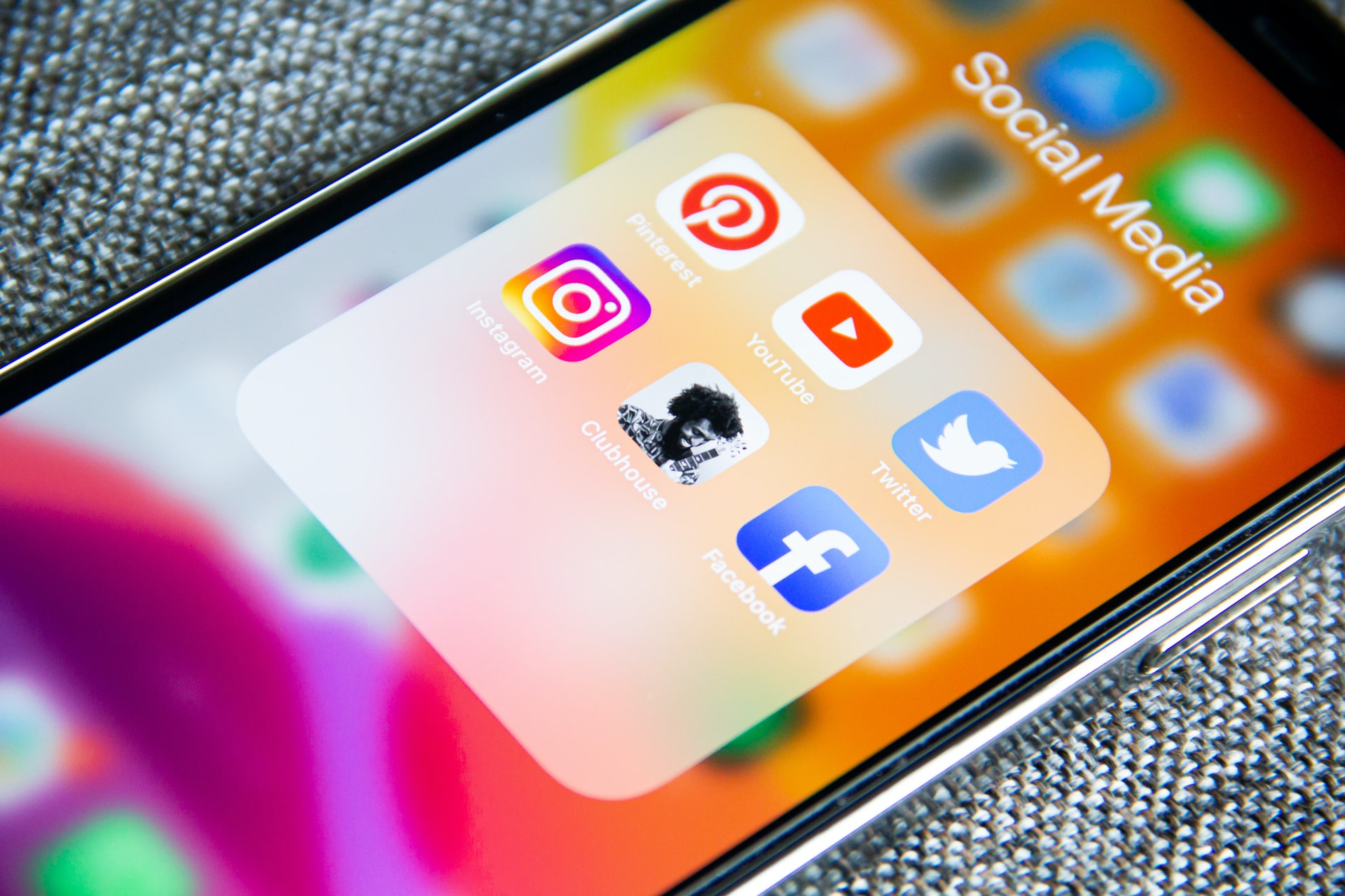 I post antisemiti non sono rimossi dai social nell’80% dei casi, rivela uno studio